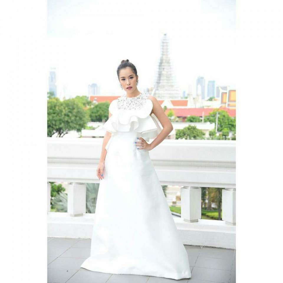 สวยสะอาดตารวมมิตรดารากับชุดสีขาว