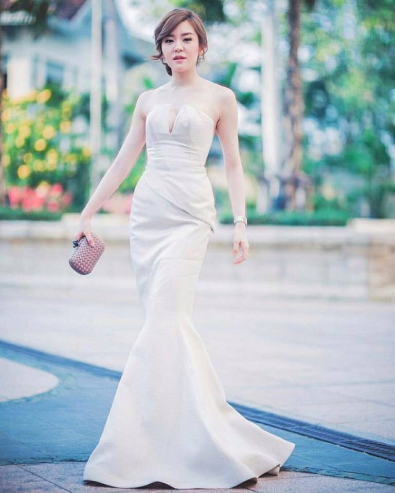 สวยสะอาดตารวมมิตรดารากับชุดสีขาว