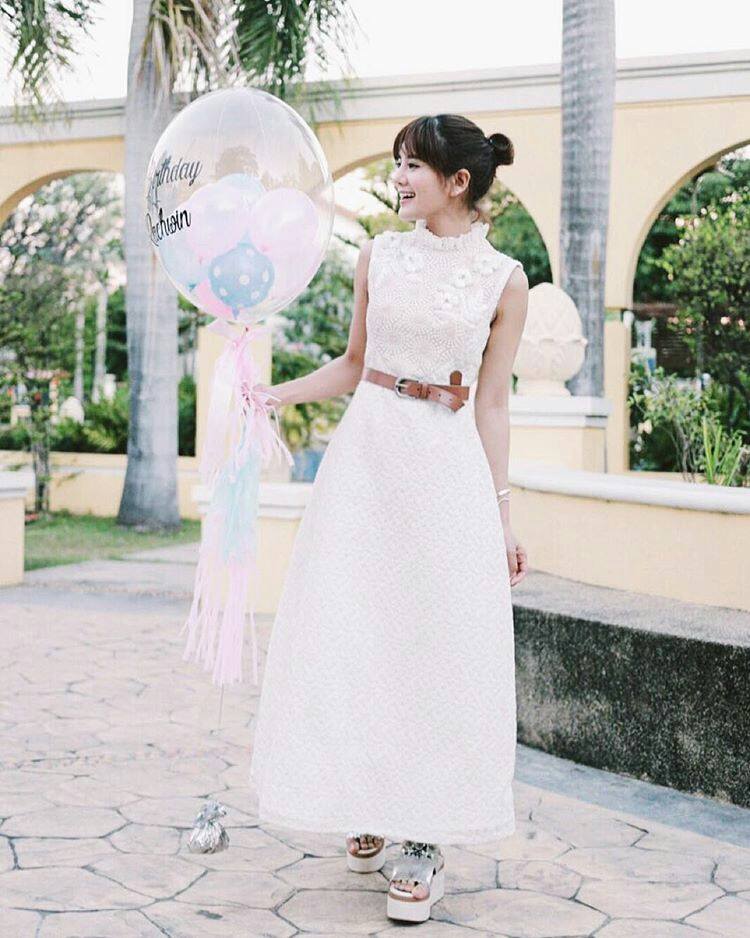 สวยสะอาดตารวมมิตรดารากับชุดสีขาว