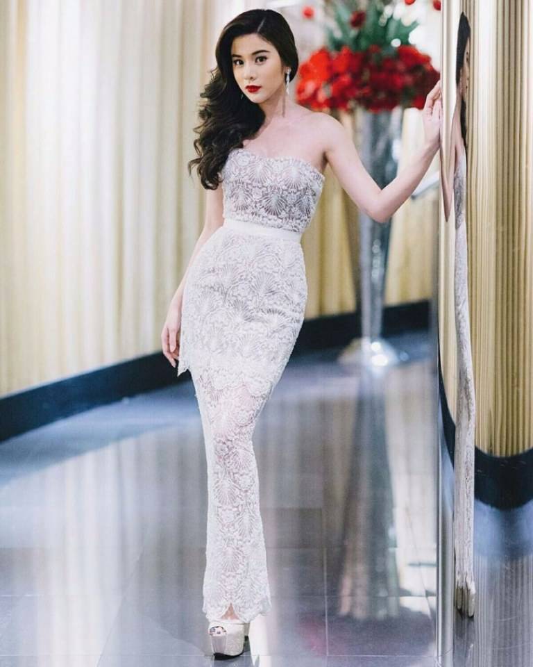 สวยสะอาดตารวมมิตรดารากับชุดสีขาว