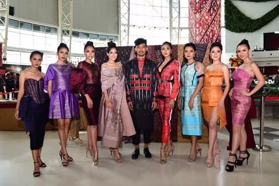 สาวๆMisstourism Queen Thailand 2017 กับงาน ' พราวพัสตรา แพรวาผืนผ้าแห่งแผ่นดิน'