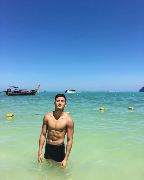 ถอดโชว์เรือนร่าง 1717