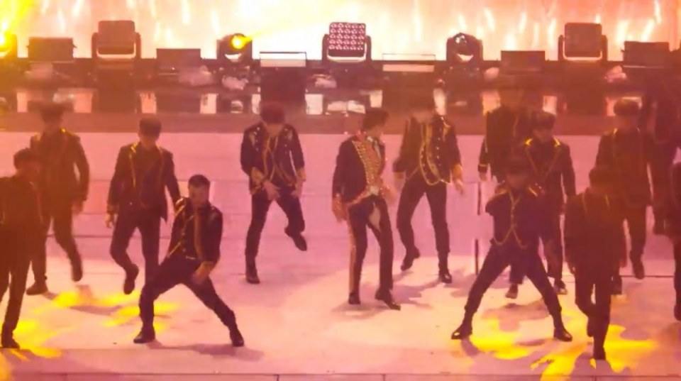 ติ่งเกาหลีหัวใจเต้นไม่เป็นจังหวะ วินาที"ยุนโฮ TVXQ" โชว์งูกลางเวทีคอนเสิร์ต