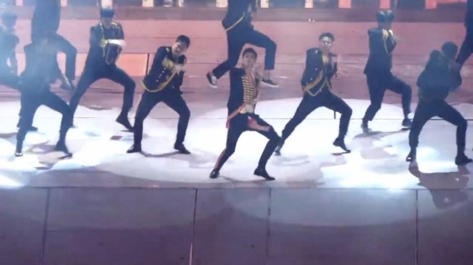 ติ่งเกาหลีหัวใจเต้นไม่เป็นจังหวะ วินาที"ยุนโฮ TVXQ" โชว์งูกลางเวทีคอนเสิร์ต