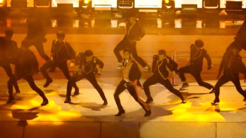 ติ่งเกาหลีหัวใจเต้นไม่เป็นจังหวะ วินาที"ยุนโฮ TVXQ" โชว์งูกลางเวทีคอนเสิร์ต