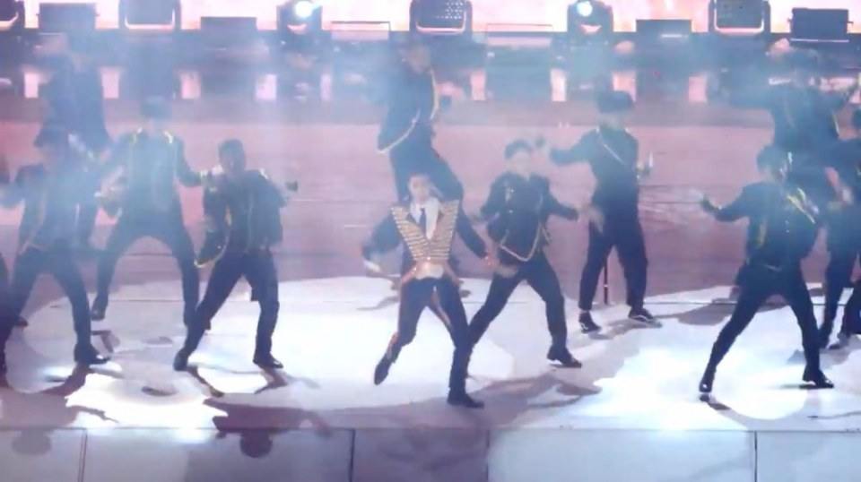 ติ่งเกาหลีหัวใจเต้นไม่เป็นจังหวะ วินาที"ยุนโฮ TVXQ" โชว์งูกลางเวทีคอนเสิร์ต