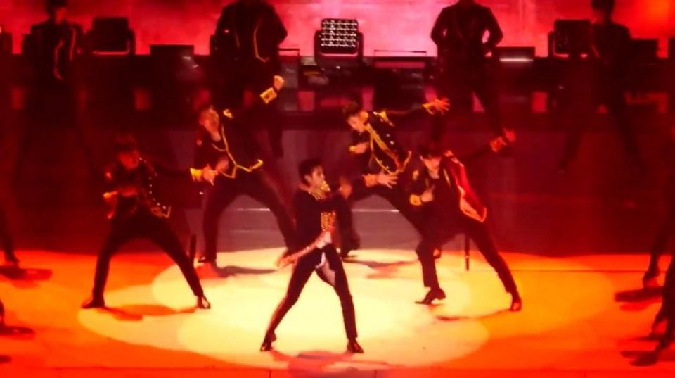[รูปพร้อมคลิป] ดูชัดๆช็อตต่อช็อต วินาที"ยุนโฮ TVXQ"งูโผล่กลางเวทีคอนเสิร์ต..