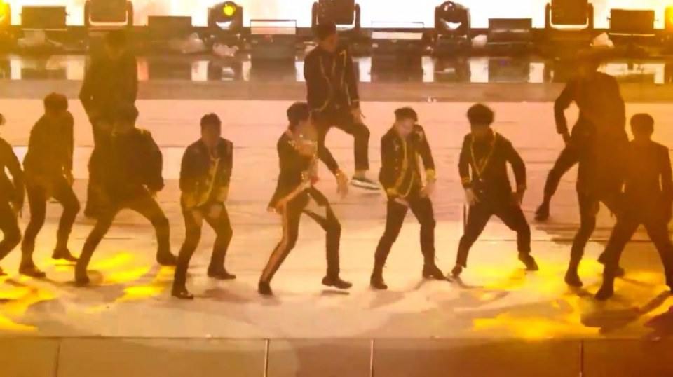 [รูปพร้อมคลิป] ดูชัดๆช็อตต่อช็อต วินาที"ยุนโฮ TVXQ"งูโผล่กลางเวทีคอนเสิร์ต..
