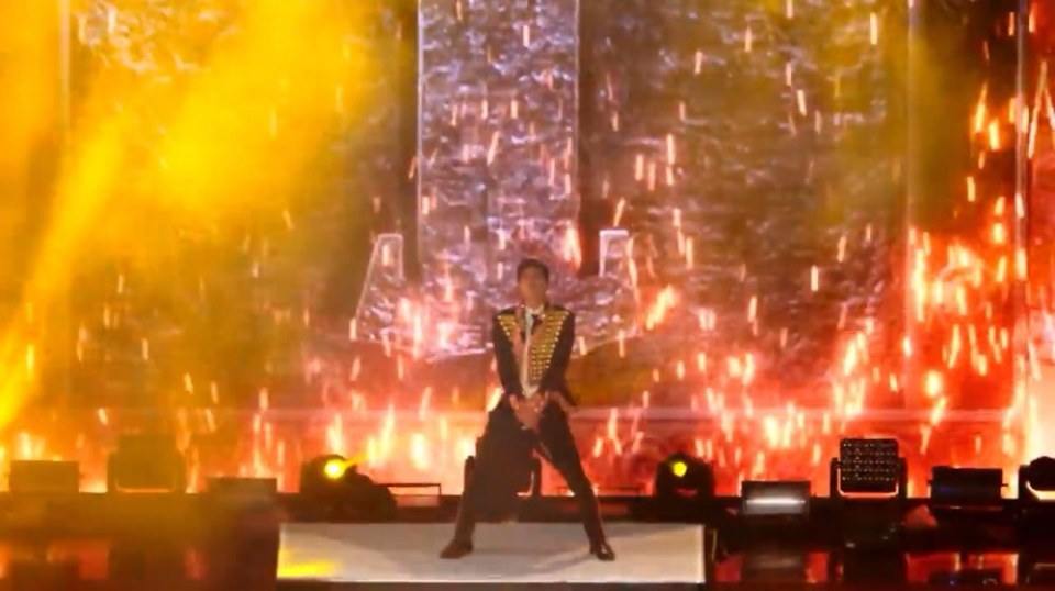 [รูปพร้อมคลิป] ดูชัดๆช็อตต่อช็อต วินาที"ยุนโฮ TVXQ"งูโผล่กลางเวทีคอนเสิร์ต..