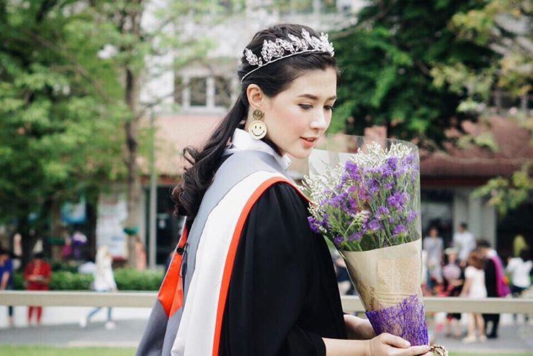 ดาราเรียบจบ