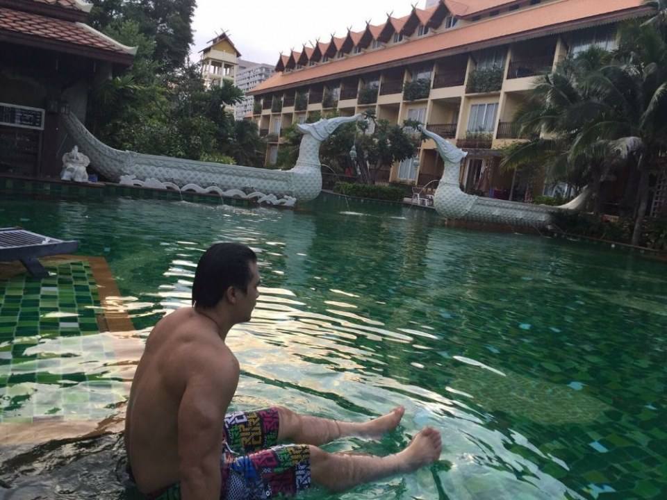 แผ่นหลังทรงคุณค่า 2,101
