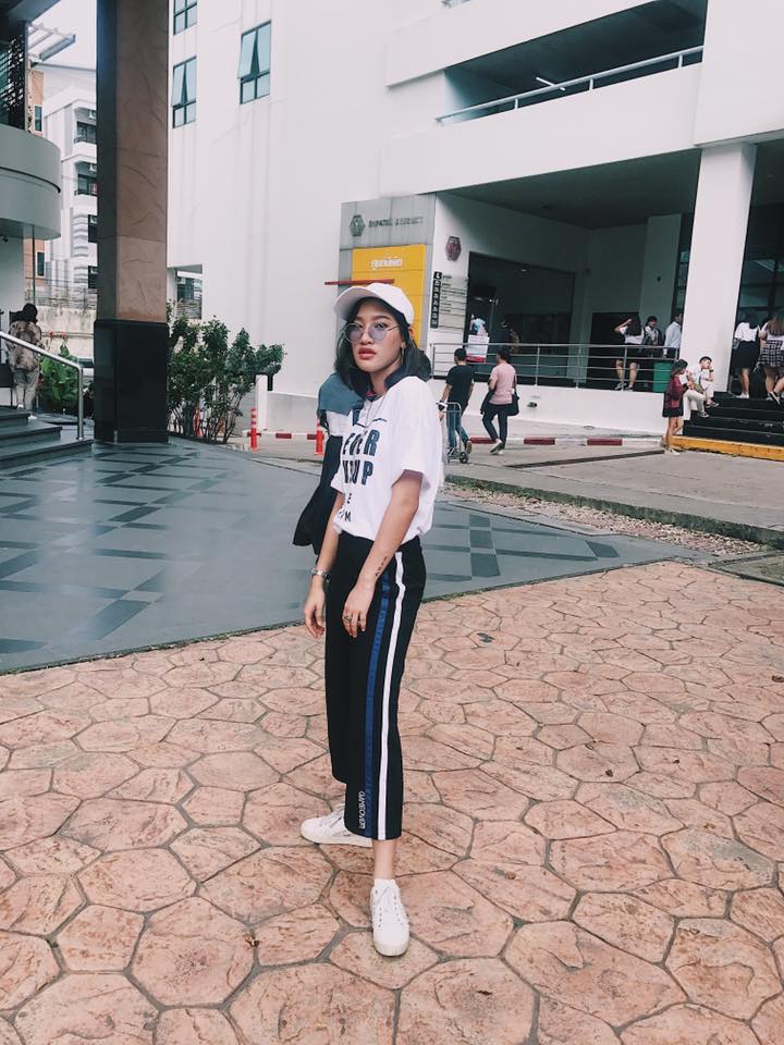 หรือจะกลายเป็นFashion Iconคนต่อไปของยุคนี้กับFashionการแต่งตัวสุดชิคของนักร้องสาวพริ้ม จันทร์ทิพท์ จะเปรี้ยวและเท่ขนาดไหนไปดู