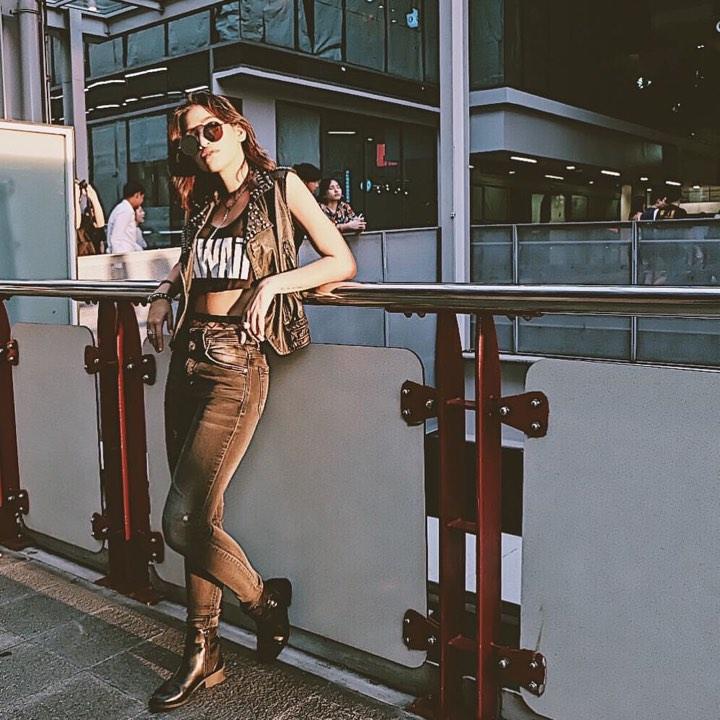 หรือจะกลายเป็นFashion Iconคนต่อไปของยุคนี้กับFashionการแต่งตัวสุดชิคของนักร้องสาวพริ้ม จันทร์ทิพท์ จะเปรี้ยวและเท่ขนาดไหนไปดู