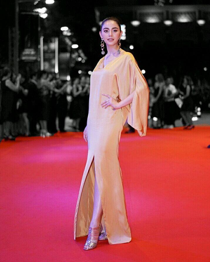 **แฟชั่นสุดฮอต**ดาราในชุดสีเมทาลิค