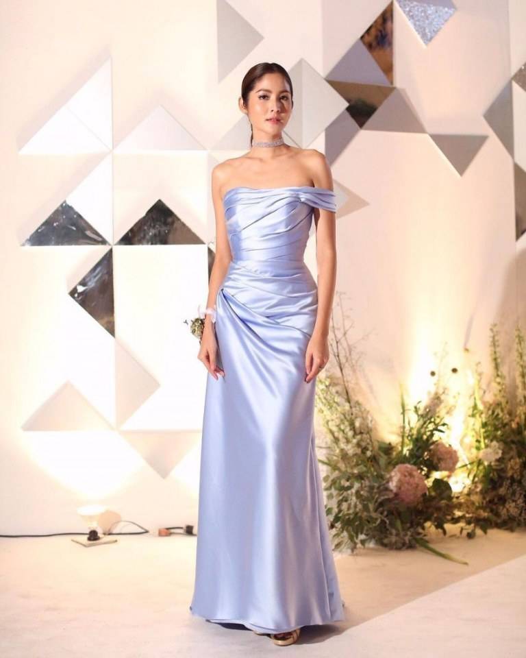 **แฟชั่นสุดฮอต**ดาราในชุดสีเมทาลิค