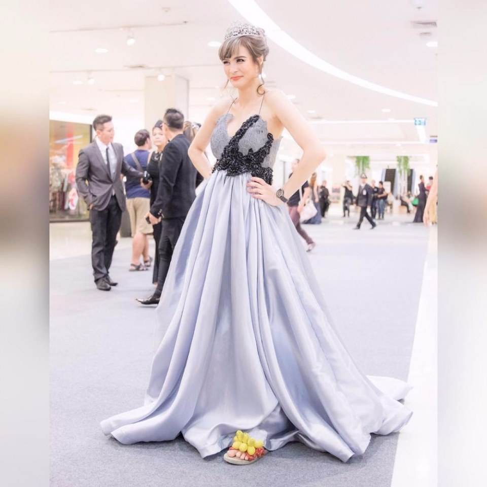 **แฟชั่นสุดฮอต**ดาราในชุดสีเมทาลิค