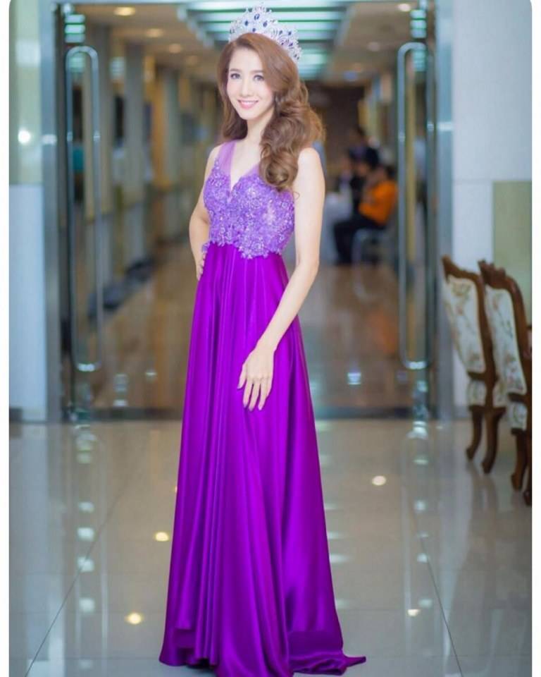 ดาราในชุดสีม่วง
