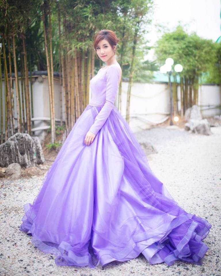ดาราในชุดสีม่วง