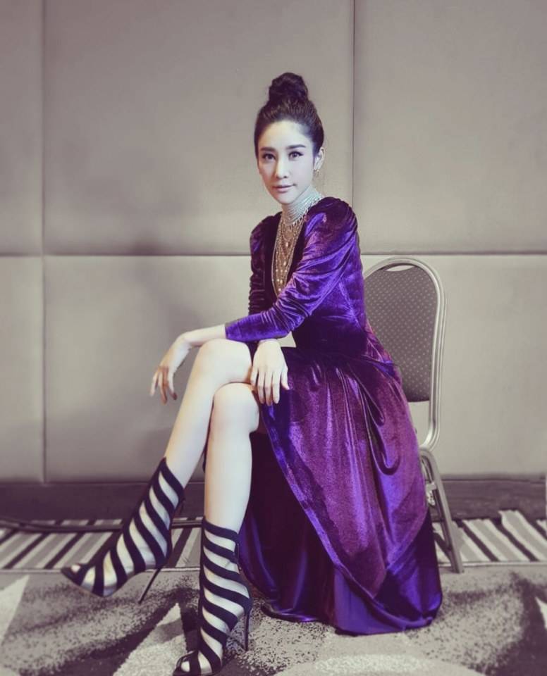 ดาราในชุดสีม่วง