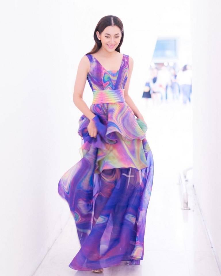 ดาราในชุดสีม่วง