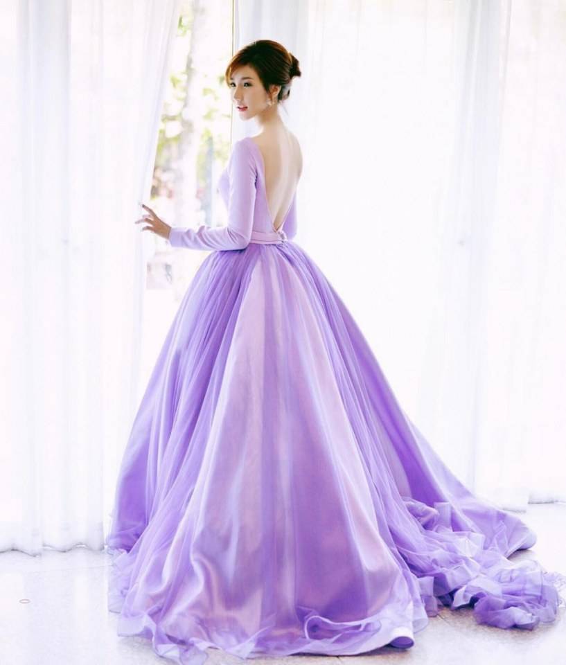 ดาราในชุดสีม่วง
