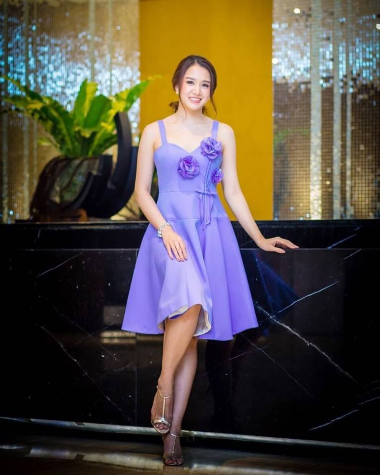 ดาราในชุดสีม่วง