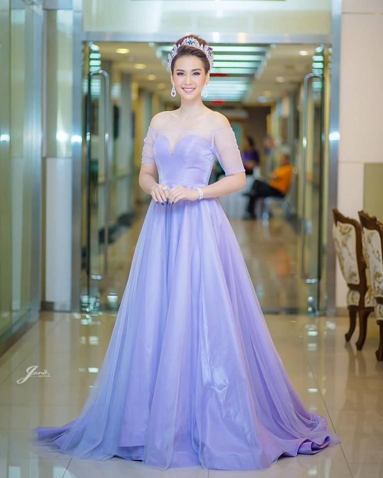 ดาราในชุดสีม่วง