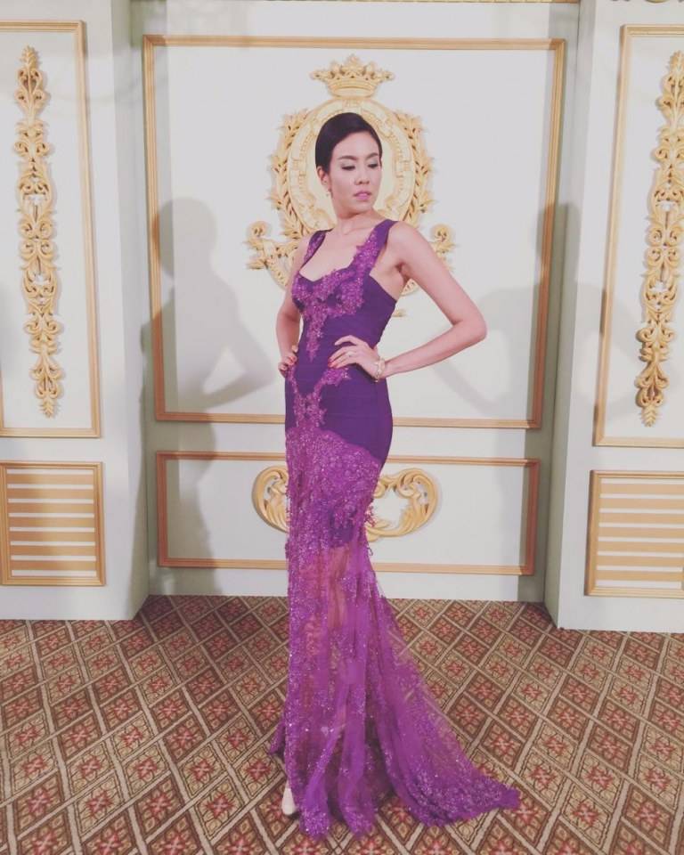 ดาราในชุดสีม่วง