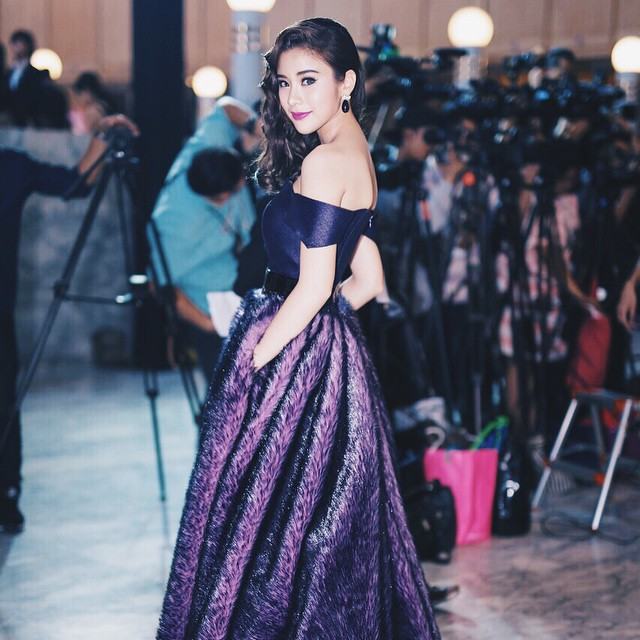 ดาราในชุดสีม่วง
