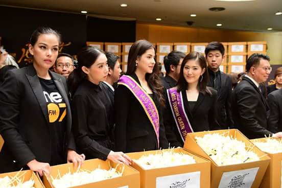 มอร์แกน  MISS TOURISM QUEEN THAILAND 2017 และ เหวิน รองฯอันดับ 4 ร่วมบรรจุดอกไม้จันทร์