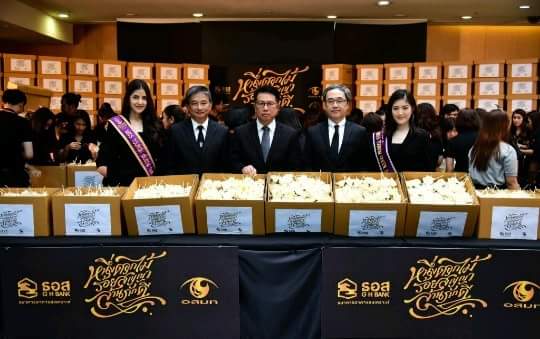 มอร์แกน  MISS TOURISM QUEEN THAILAND 2017 และ เหวิน รองฯอันดับ 4 ร่วมบรรจุดอกไม้จันทร์