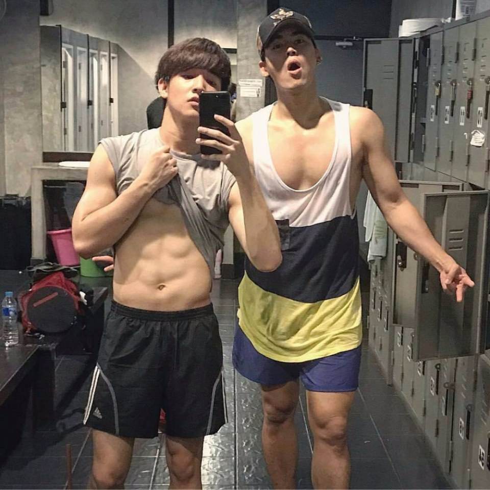 ขาวล่ำกล้ามขน