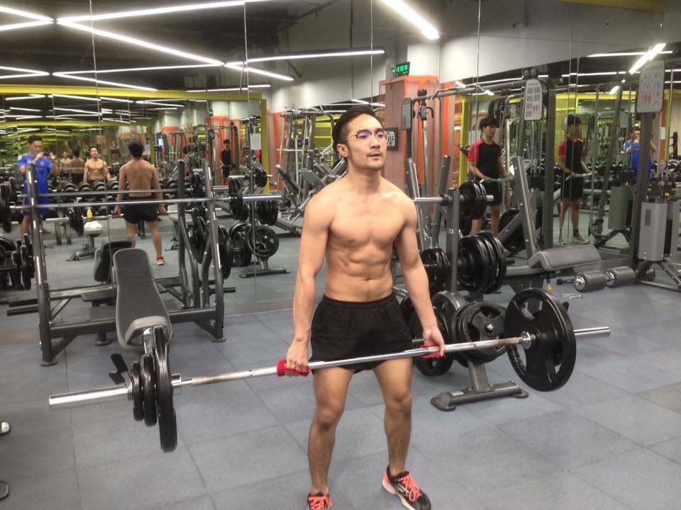 ผู้ชายกำแท่ง 2,122