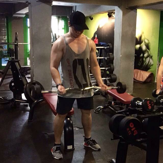 ผู้ชายกำแท่ง 2,122