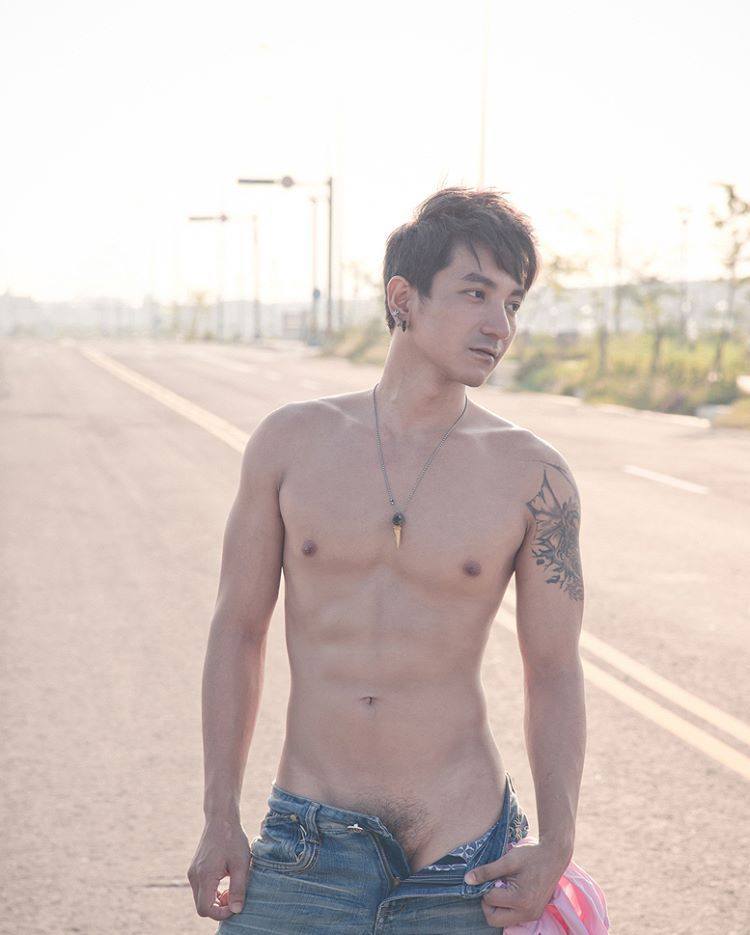 hot male 240 (18+)