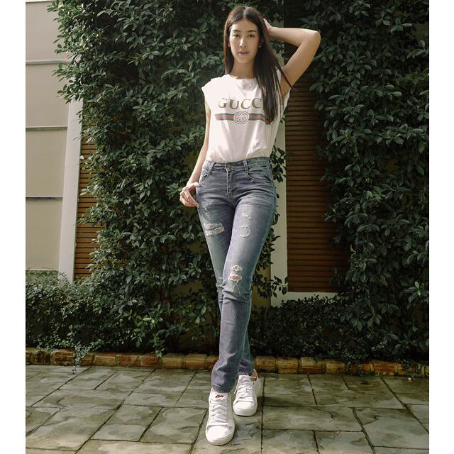 มาดูแฟชั่นดาราในลุค"เสื้อยืดกางเกงส์ยีนส์"