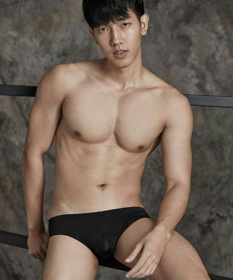hot male 242 (18+)