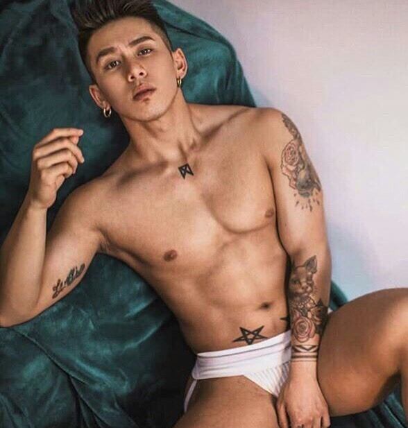 hot male 242 (18+)