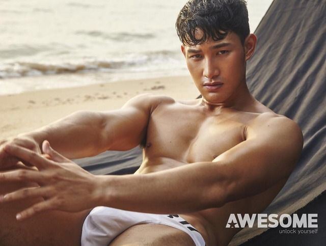 หนุ่มหล่อเซ็กซี่เป้าตุงริมชายหาด
