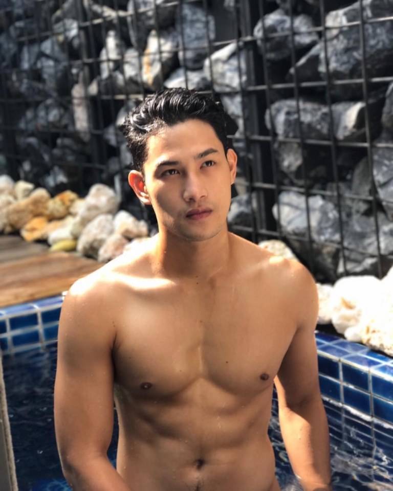 หนุ่มหล่อเซ็กซี่เป้าตุงริมชายหาด