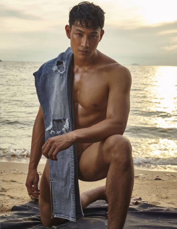 หนุ่มหล่อเซ็กซี่เป้าตุงริมชายหาด