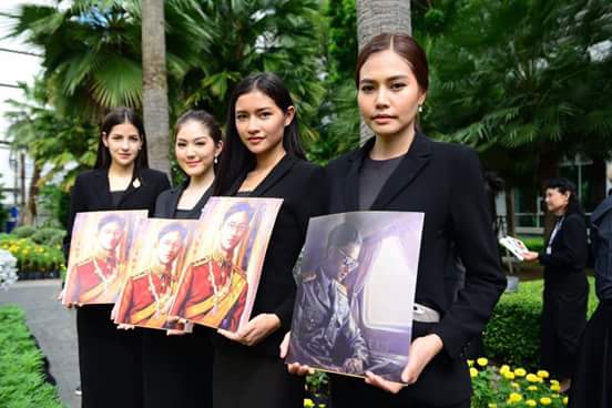 คณะ Miss Tourism Queen Thailand 2017 ร่วมยืนสงบนิ่งเป็นเวลา 89 วินาที แสดงความไว้อาลัยแด่ในหลวงรัชกาลที่๙