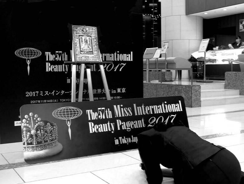 นางสาวรติยาภรณ์ ชูแก้ว Miss International Thailand 2017 แสดงความไว้อาลัยในหลวงรัชกาลที่ 9