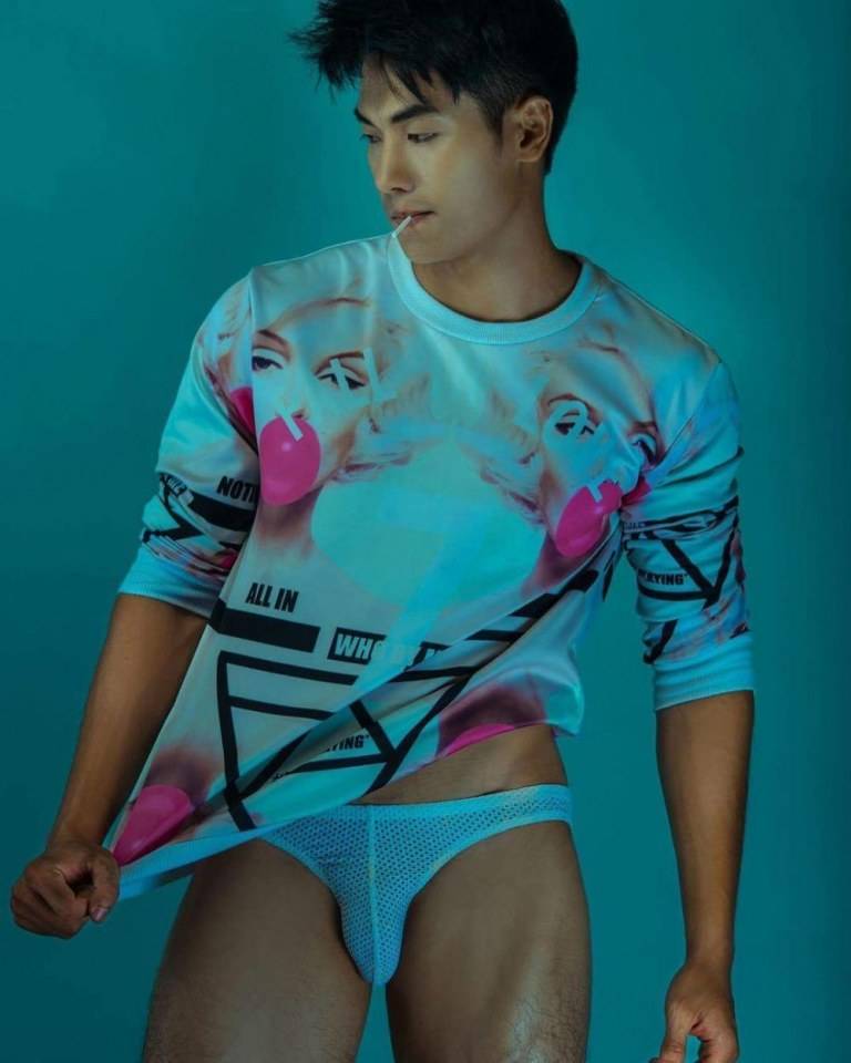 hot male 246 (18+)