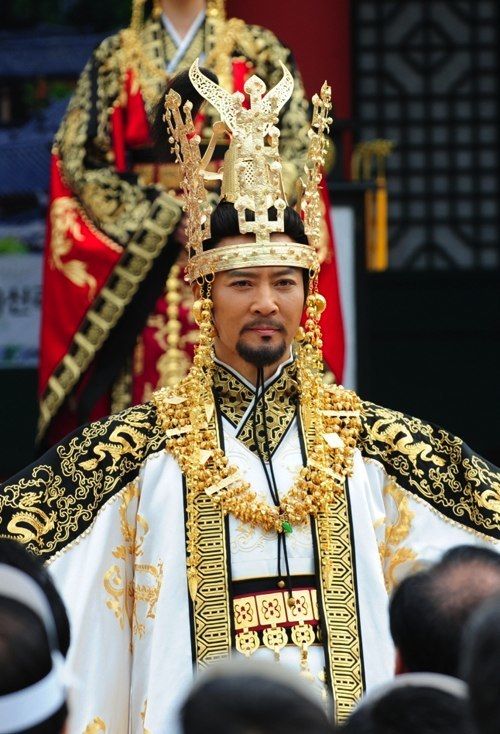 พระเจ้ามุนมู แห่ง อาณาจักรซิลลา เป็นพระราชโอรสของพระเจ้ามูยอลและ พระมเหสีมุนมยอง ผู้เป็นน้องสาวของคิม ยูชิน เมื่อครั้งพระองค์ดำรงพระยศเป็นองค์ชายบอบมิน