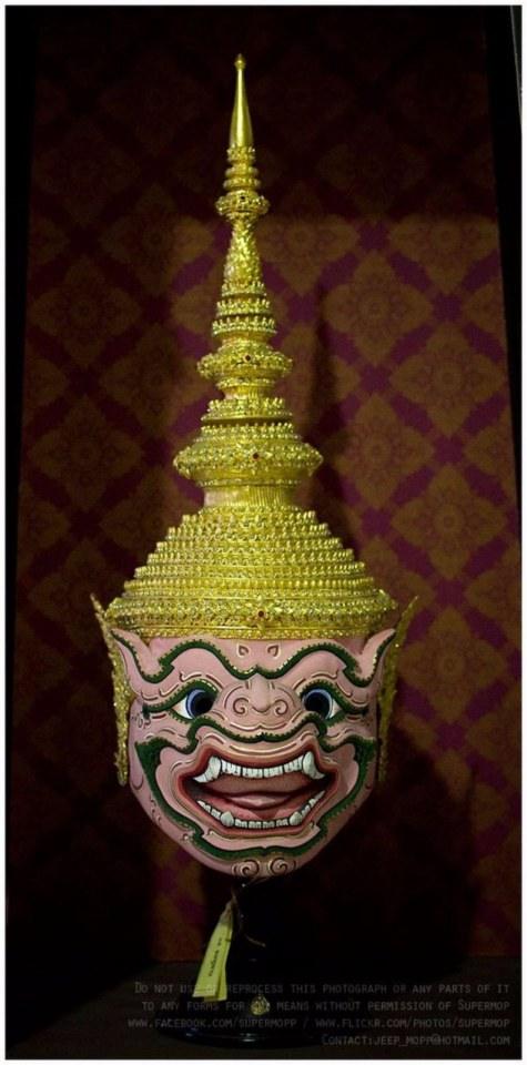 ชมพูพาน เป็นลิงกายสีหงส์ชาด (สีแดง) เป็นลูกเลี้ยงของพญาพาลีแห่งเมืองขีดขิน ชมพูพานนั้นเป็นรูปหน้าวานรปากอ้า สีหงชาด สวมชฎายอดชัย