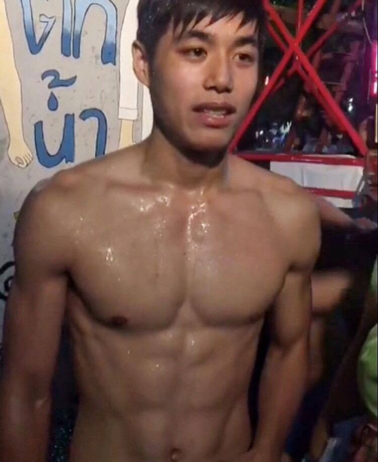 หนุ่มน้อยตกน้ำ