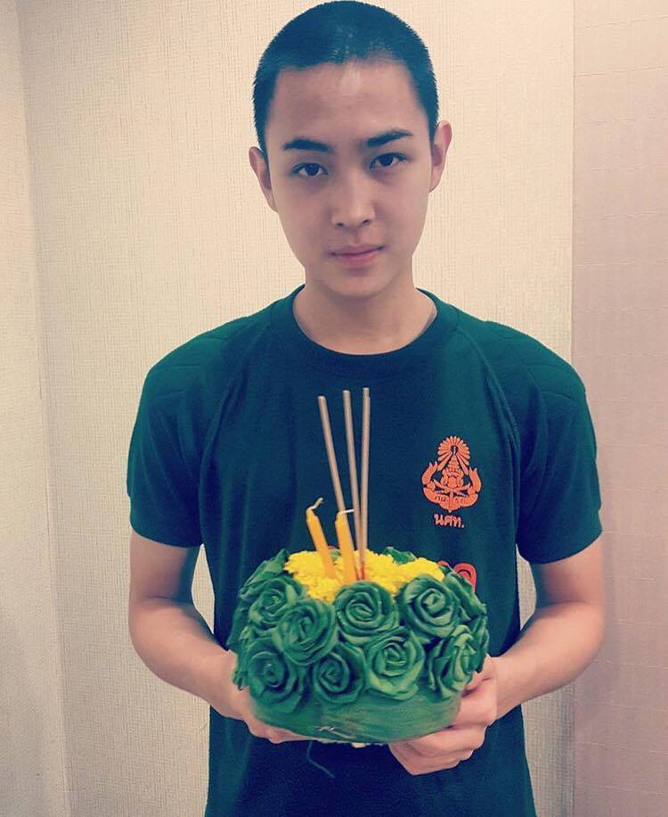 หนุ่มๆลอยกระทง