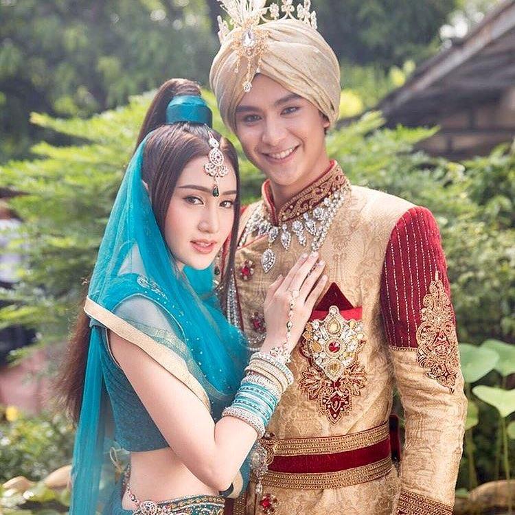 สาวร้อนในตะเกียงแก้ว