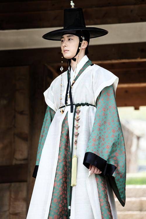 The Moon That Embraces the Sun